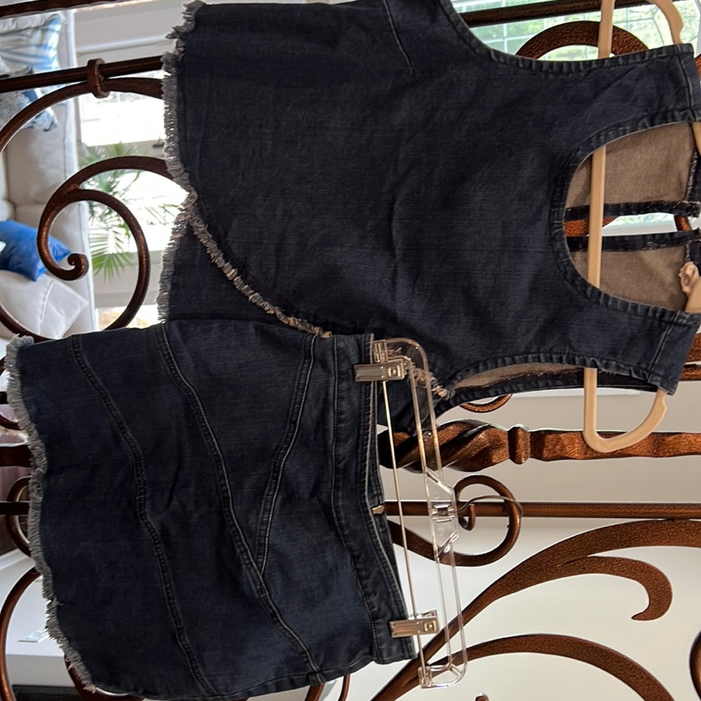 Excellent condition 2 piece, BCBG Jean and skirt set size 0